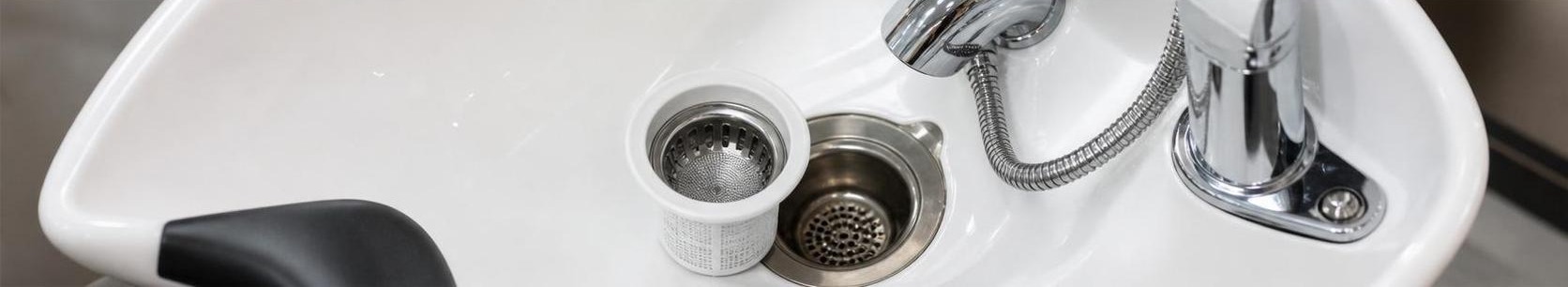 Entretien du bac à shampoing : robinetterie, évacuation et bac de rinçage Entretien du bac à shampoing : robinetterie, évacuation et bac de rinçage