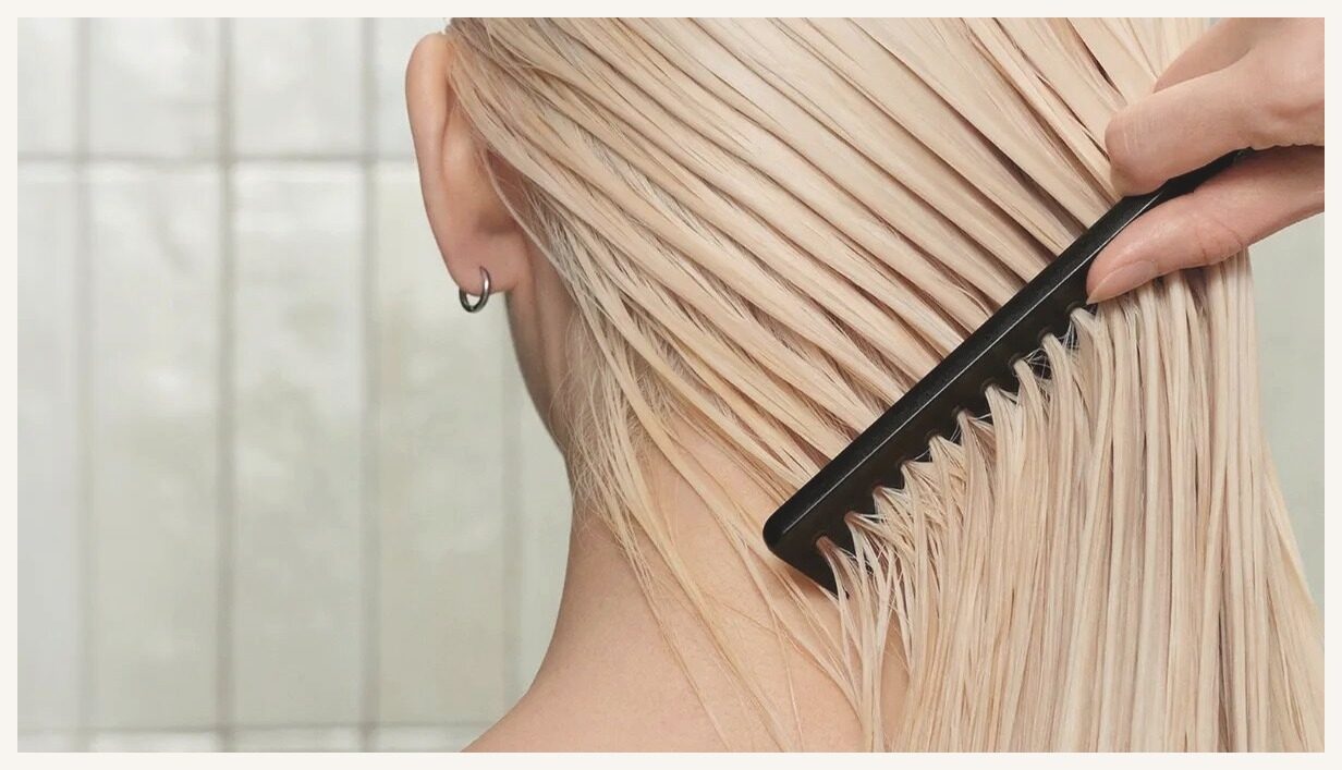 Image adaptée de référence sur le soin des cheveux blonds et le travail d'après-shampoing