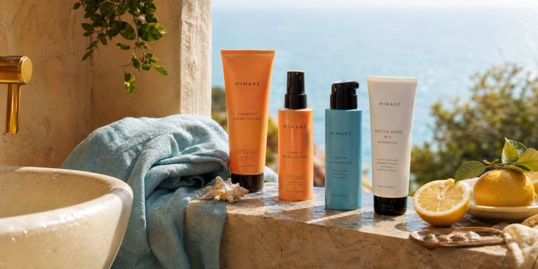 Escena editorial veraniega con productos Mimare para proteger el cabello seco