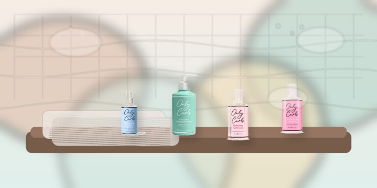 Frizz mouillé : comment l’éviter et définir vos boucles dès la douche Montaje editorial con productos Only Curls de PeluqueriaShop para hablar del frizz en mojado y la definición del rizo