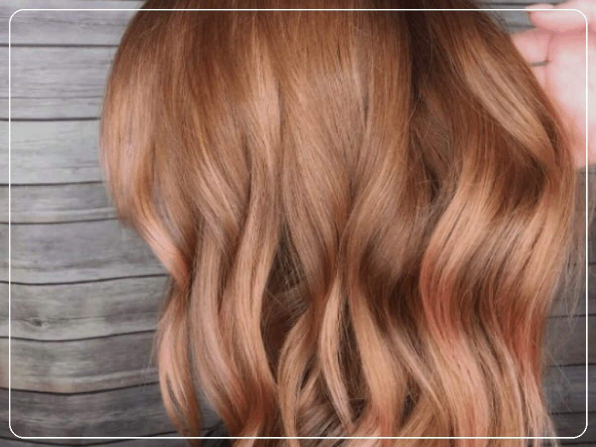 Visuel adapté sur des cheveux présentant une brillance uniforme après un service de hair gloss