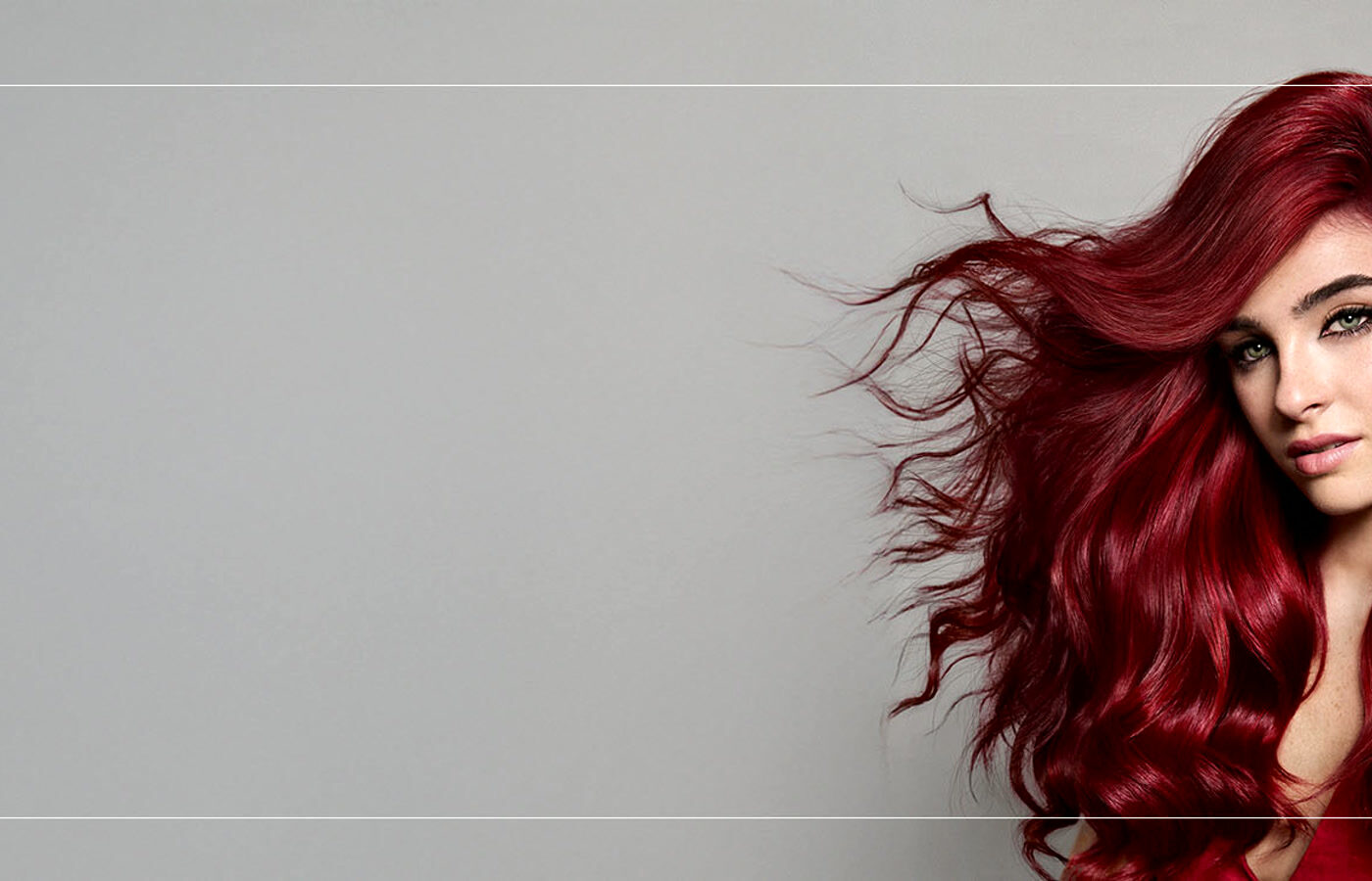 Lecture d'un rouge intense sous différents éclairages de salon