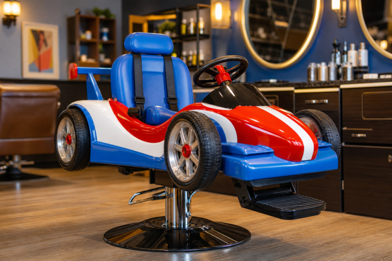 Sillón de barbero infantil con diseño temático de coche en barbería moderna
